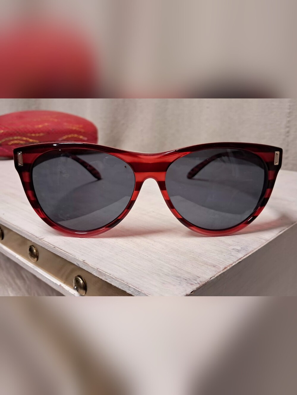 Stylish Red Women's Sunglasses - Classic Round Frame - Picture 2 of 11